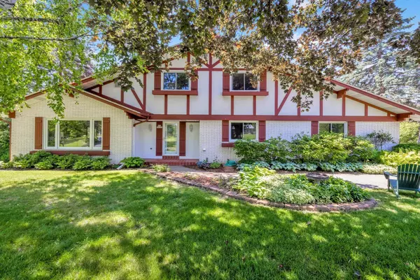 N61W16165 Hawthorne Dr, Menomonee Falls, WI 53051