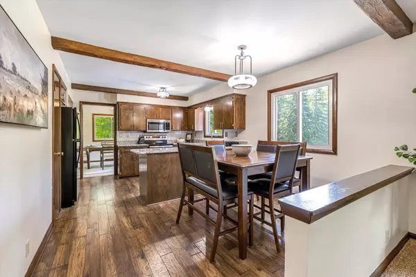 N61W16165 Hawthorne Dr, Menomonee Falls, WI 53051