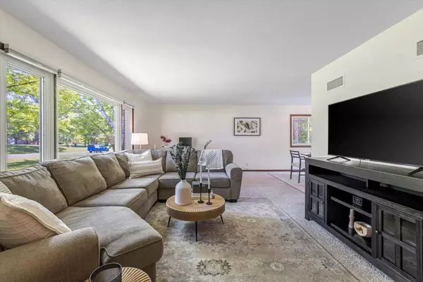 N61W16165 Hawthorne Dr, Menomonee Falls, WI 53051