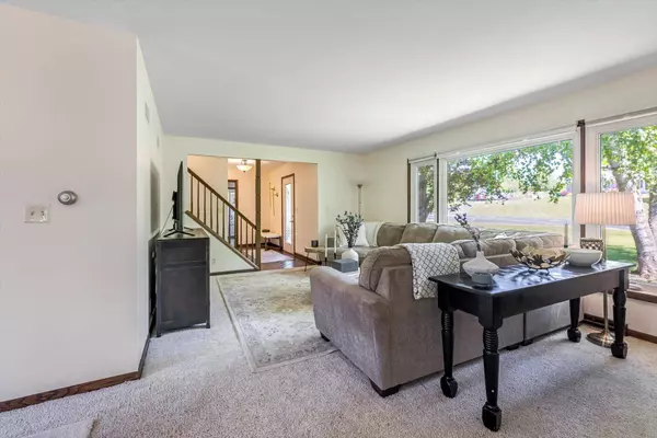 N61W16165 Hawthorne Dr, Menomonee Falls, WI 53051