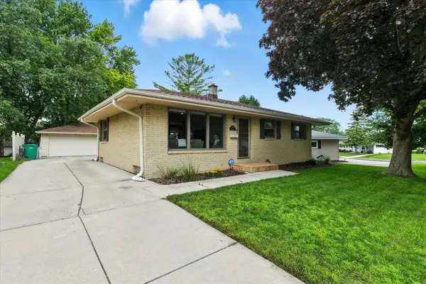 W148N8461 Albert Pl, Menomonee Falls, WI 53051