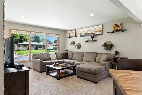 W148N8461 Albert Pl, Menomonee Falls, WI 53051