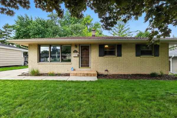 W148N8461 Albert Pl, Menomonee Falls, WI 53051
