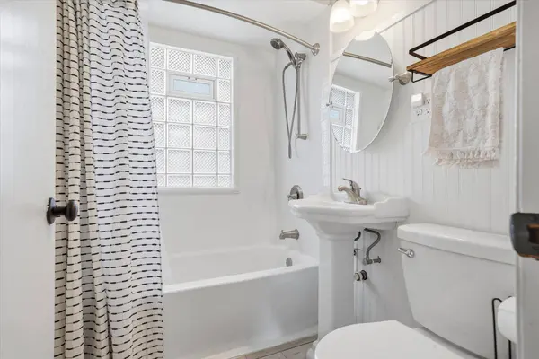 3261 N 86th St, Milwaukee, WI 53222