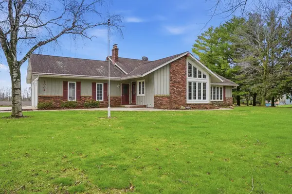 2009 Deerfield Dr, Saukville, WI 53080