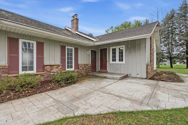 2009 Deerfield Dr, Saukville, WI 53080