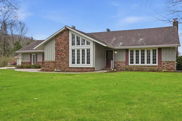 2009 Deerfield Dr, Saukville, WI 53080