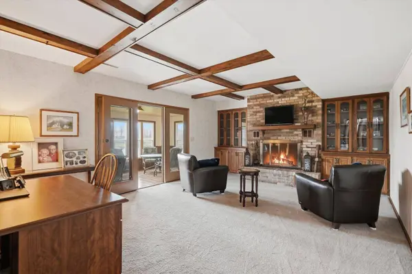 2009 Deerfield Dr, Saukville, WI 53080