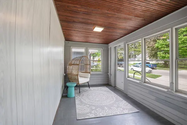 122 Tenny Ave, Waukesha, WI 53186