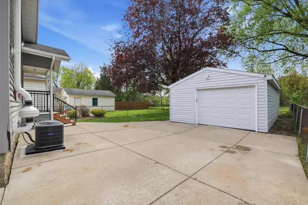122 Tenny Ave, Waukesha, WI 53186