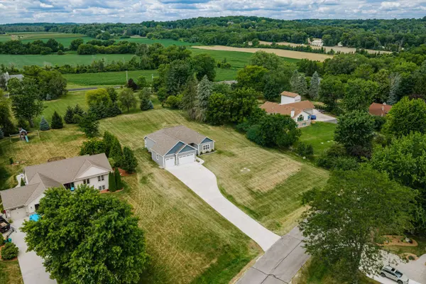 W218N9691 Happy Hollow Ln, Germantown, WI 53022