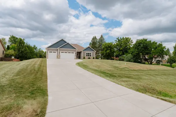 W218N9691 Happy Hollow Ln, Germantown, WI 53022