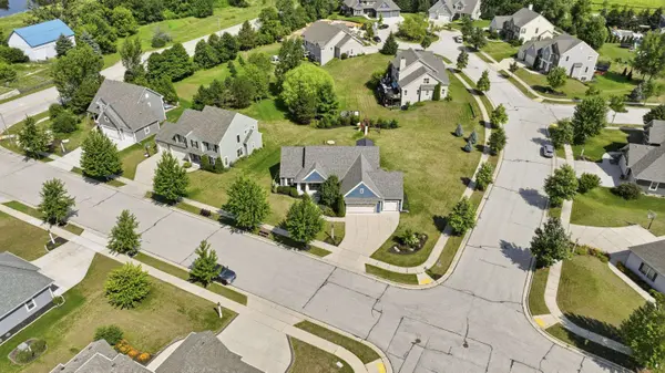 1724 Moccasin Trl, Waukesha, WI 53189