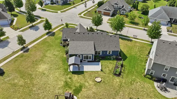 1724 Moccasin Trl, Waukesha, WI 53189