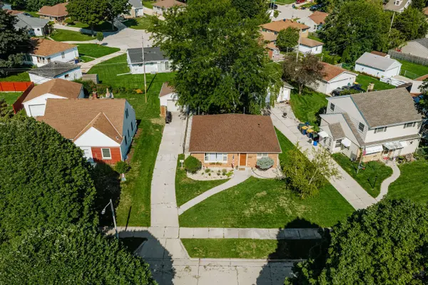 2637 S 86th St, West Allis, WI 53227
