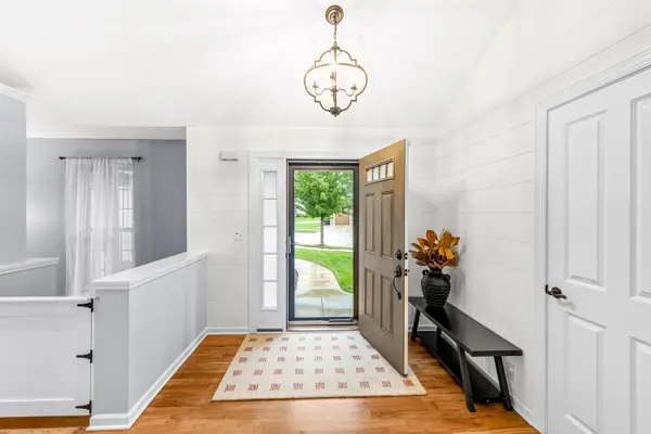 1724 Moccasin Trl, Waukesha, WI 53189