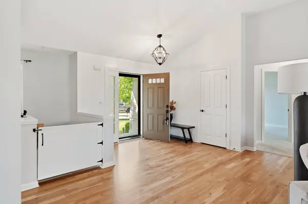 1724 Moccasin Trl, Waukesha, WI 53189