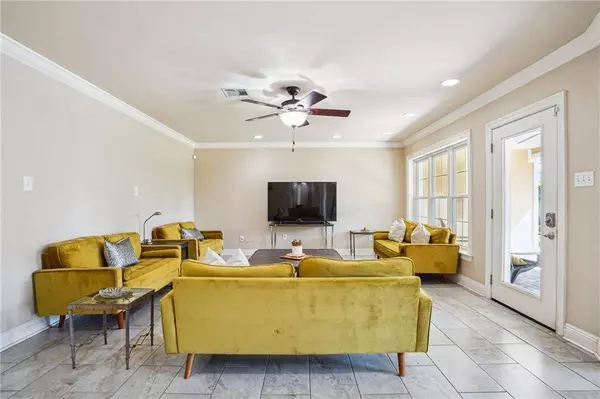 6411 SAINT BERNARD AVE, New Orleans, LA 70122