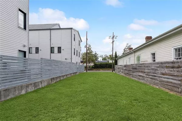 3423 CHARTRES ST, New Orleans, LA 70117