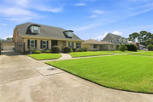 2334 LEON C SIMON DR, New Orleans, LA 70122