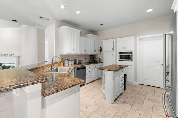 8517 Woodlake CIR, Fort Worth, TX 76179