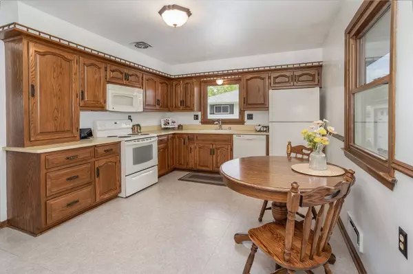 3369 E Oak Creek Dr, Oak Creek, WI 53154