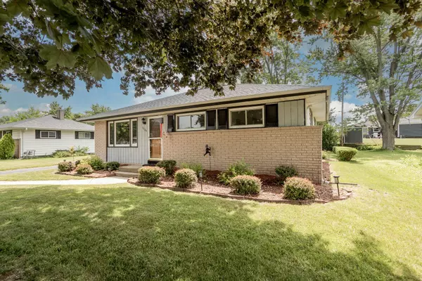 3369 E Oak Creek Dr, Oak Creek, WI 53154