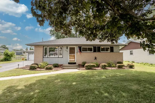 3369 E Oak Creek Dr, Oak Creek, WI 53154