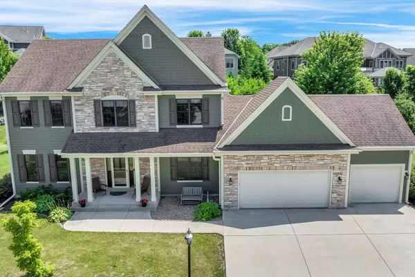 501 Wynnewood Ct, Waukesha, WI 53188