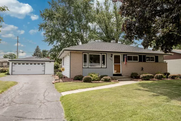 3369 E Oak Creek Dr, Oak Creek, WI 53154