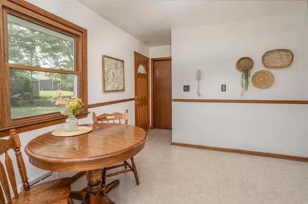 3369 E Oak Creek Dr, Oak Creek, WI 53154