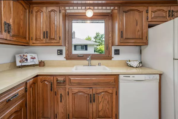 3369 E Oak Creek Dr, Oak Creek, WI 53154