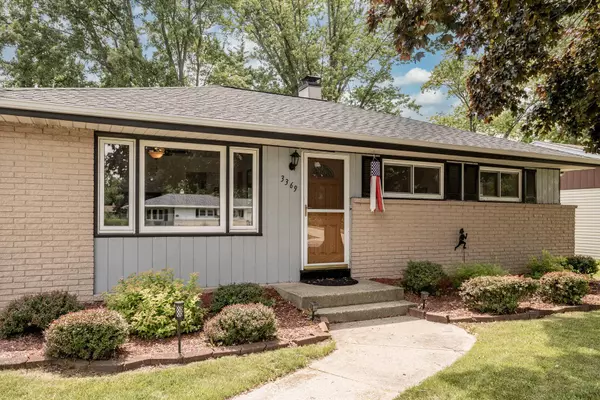 3369 E Oak Creek Dr, Oak Creek, WI 53154