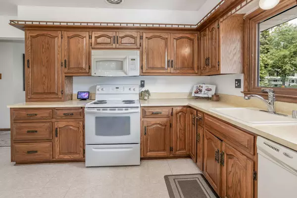 3369 E Oak Creek Dr, Oak Creek, WI 53154