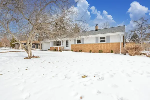 3260 Nassau Dr, Brookfield, WI 53045
