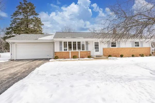 3260 Nassau Dr, Brookfield, WI 53045