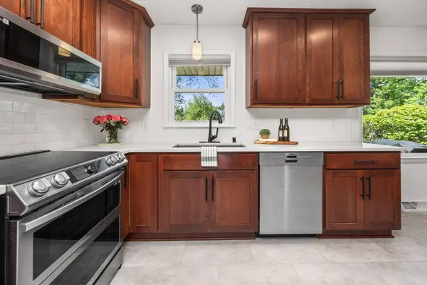 N58W21772 Maclynn Dr, Menomonee Falls, WI 53051
