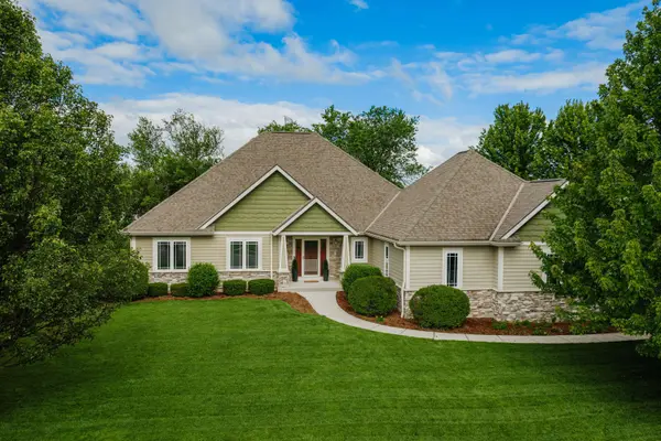 W193N5889 Canary Dr, Menomonee Falls, WI 53051