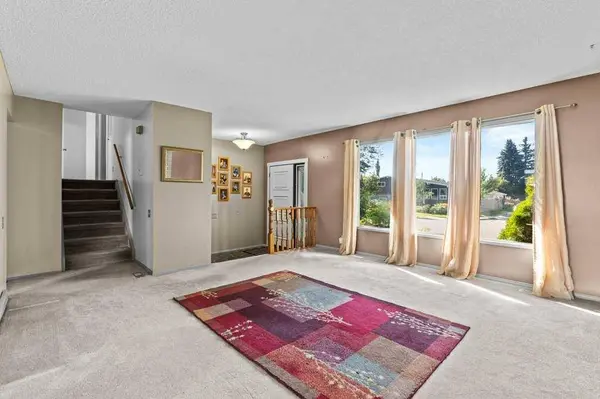 4724 Rundlehorn DR NE, Calgary, AB T1Y 2N4