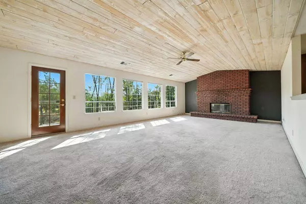 16593 Vladimir CT, Redding, CA 96001