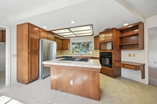 16593 Vladimir CT, Redding, CA 96001