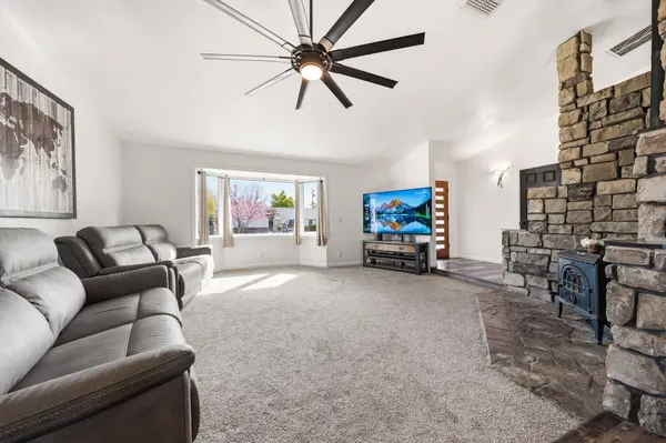 1692 Kildare DR, Redding, CA 96001