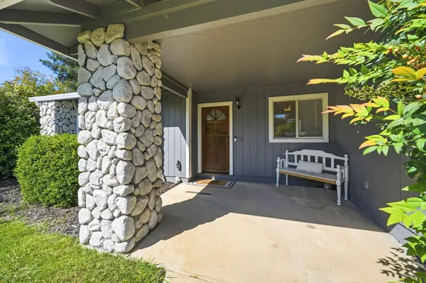 140 Danbury DR, Redding, CA 96003