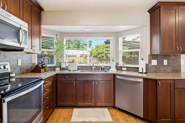 140 Danbury DR, Redding, CA 96003