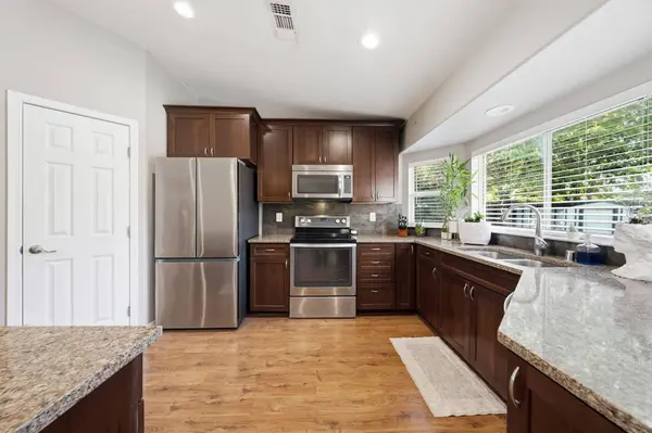 140 Danbury DR, Redding, CA 96003