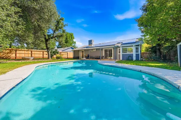 140 Danbury DR, Redding, CA 96003