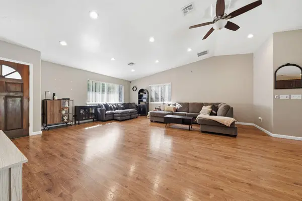 140 Danbury DR, Redding, CA 96003