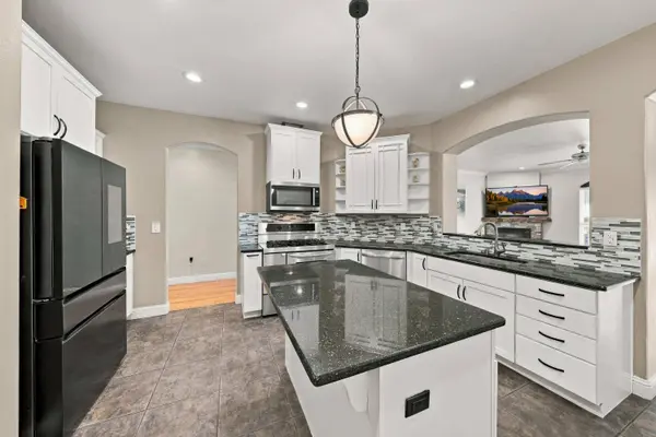 4898 Squirrel Run CT, Redding, CA 96002