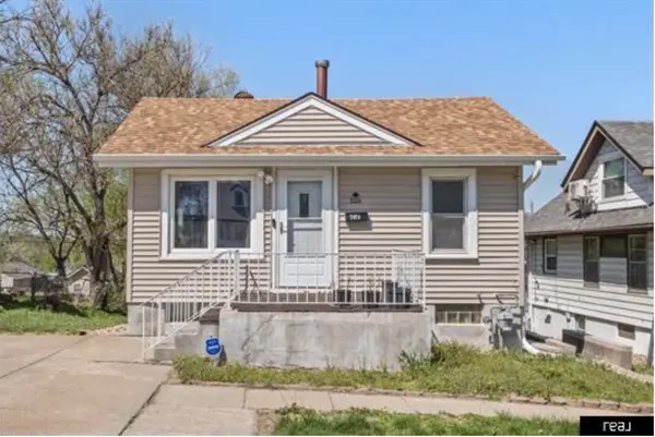7074 Binney St, Omaha, NE 68104-3149