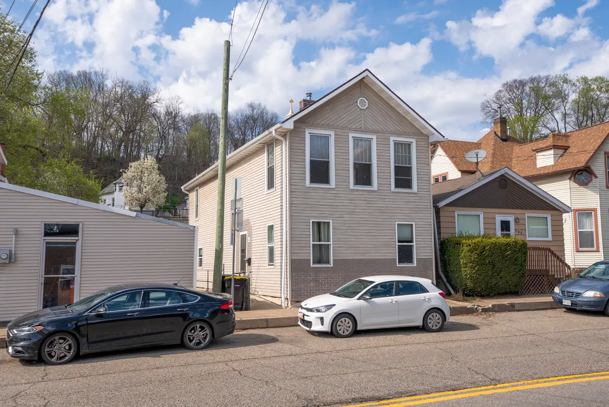 135 Wisconsin Ave, East Dubuque, IL 61025-1324